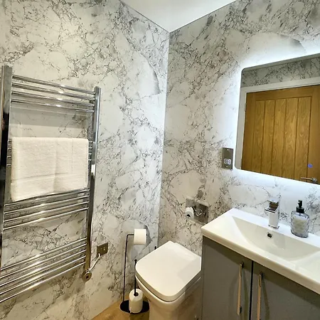 House 2 - Stylish Flat Harrogate